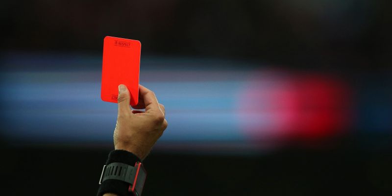 Thẻ đỏ là gì trong bóng đá?