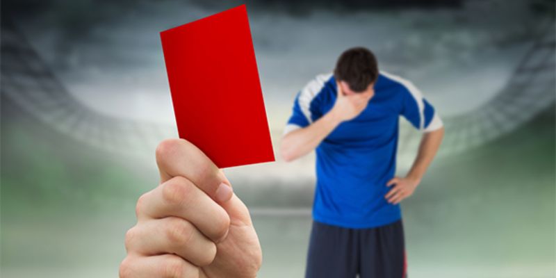 Khi nào một cầu thủ bị trọng tài thổi thẻ đỏ?